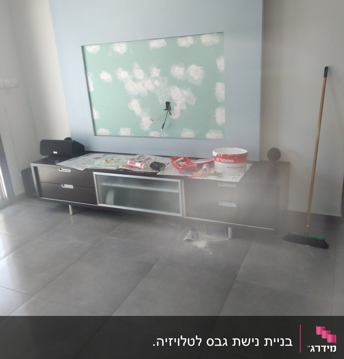 קיר גבס עם תיקוני שפכטל וציוד עבודה